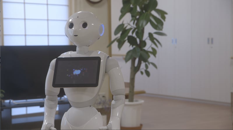 家庭のリビングに置かれた Pepper