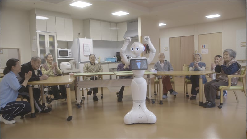 介護施設でレクリエーションを行う Pepper