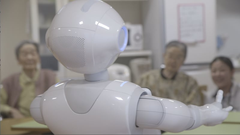 介護施設で利用者と交流する Pepper