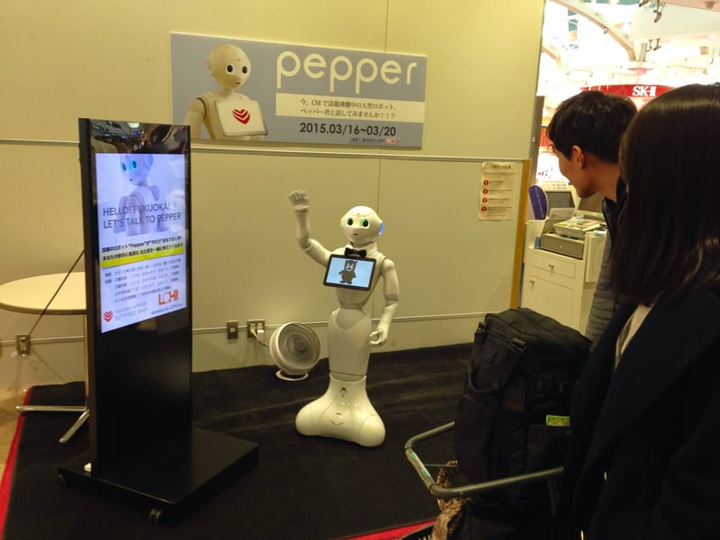 福岡空港 Pepper のデジタルサイネージ